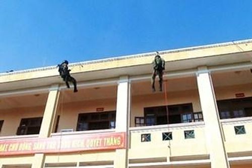 Bộ đội Đặc công rèn luyện bản lĩnh trên thao trường