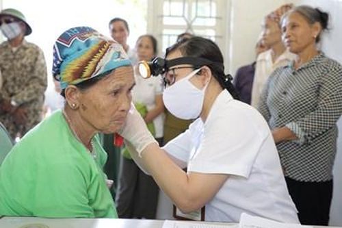 Trường Sĩ quan Lục quân 1 khám bệnh, cấp thuốc miễn phí cho các đối tượng chính sách