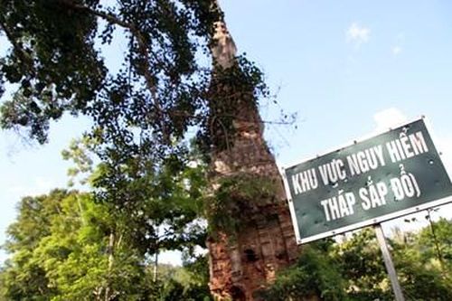 Một tháp cổ có nguy cơ đổ sập