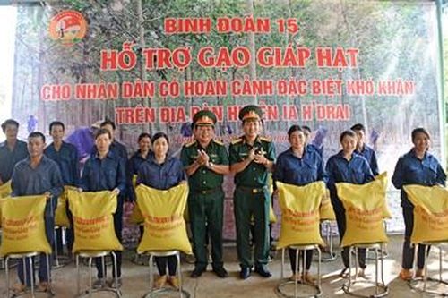 Binh đoàn 15 tặng gạo cho người dân vùng biên giới tỉnh Kon Tum