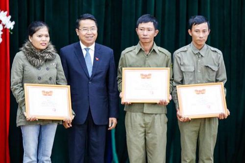 Khen thưởng người dân nhặt được của rơi trả lại người mất