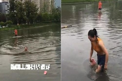 Cô gái bơi qua con đường ngập nước vì sợ đi làm muộn