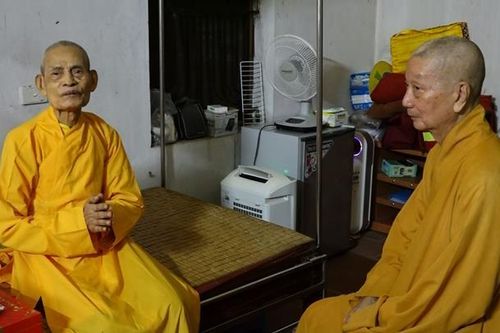 Trưởng lão Hòa thượng Thích Trí Quảng vấn an Đức Pháp chủ GHPGVN