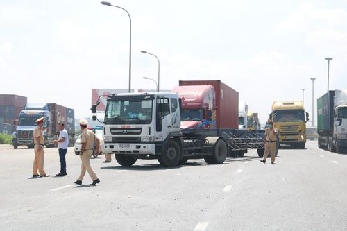 Vướng Container nối đuôi ra vào cảng, QL1A kẹt cứng nhiều giờ