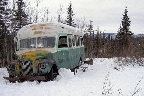 Dùng trực thăng di dời 'xe buýt ma thuật' từng khiến 2 người chết ở Alaska