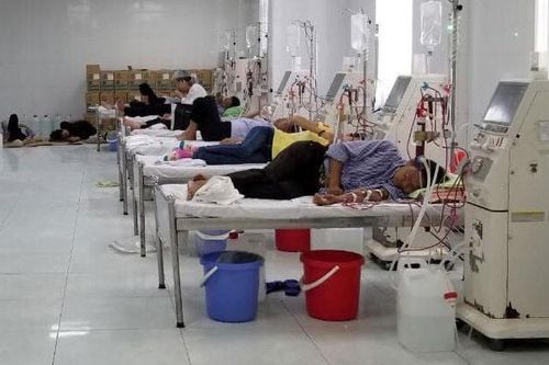 Bệnh nhân hoang mang khi máy chạy thận của bệnh viện liên tục trục trặc