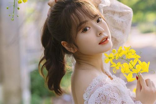 Nữ sinh Học viện Tài chính xinh như búp bê dưới dàn hoa vàng rực