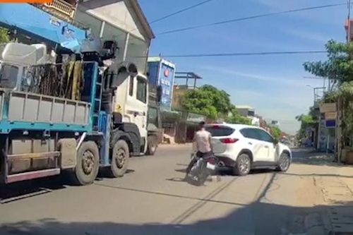Phóng nhanh, vượt ẩu, nam thanh niên đi xe máy tông thẳng đuôi ô tô