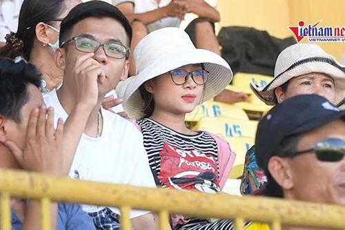 Vợ Văn Đức mang bầu 8 tháng vẫn ra sân cổ vũ chồng, 'khoe' chồng hết lời