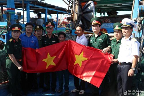 Tặng 4.500 lá cờ Tổ quốc và nhiều suất quà cho ngư dân huyện Diễn Châu