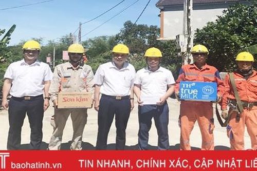 Điện lực Hà Tĩnh chi 45 triệu đồng hỗ trợ công nhân làm việc trong nắng nóng