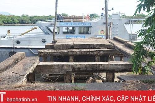 Cầu cảng sông Hộ Độ hư hỏng, đổ sập, cảnh sát đường thủy gặp khó