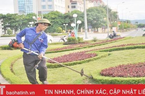 'Vượt nắng' làm đẹp phố phường Hà Tĩnh chào mừng đại hội Đảng