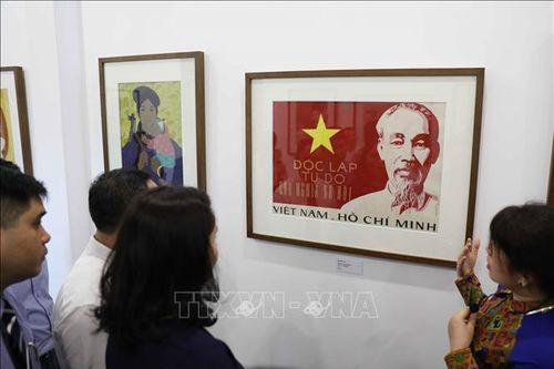 Khai trương trưng bày 'Sưu tập tranh cổ động'