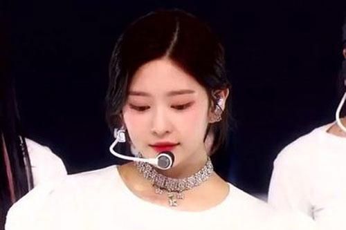 Fan IZONE tranh cãi vì Jang Won Young bị 'cướp' vị trí center