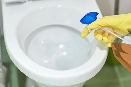 Đổ nước ngọt có gas vào bồn cầu, 30 phút sau điều bất ngờ xảy ra