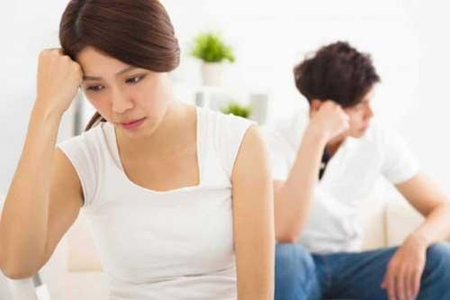 Thấy chồng hớt hải chạy ra khỏi phòng tắm, tôi 'chết điếng' người khi nghe tiếng gọi từ bên trong đó