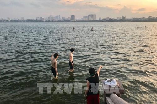 Người dân đua nhau đến bãi tắm tự phát 'giải nhiệt', bất chấp nguy hiểm