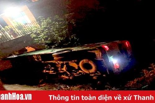 Xe chở học sinh đi chụp ảnh kỷ yếu bị lật, hàng chục em thoát nạn