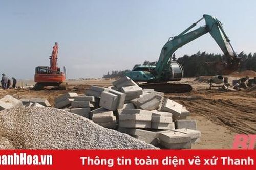 Trên công trường xây dựng dự án đê kè biển Quảng Nham