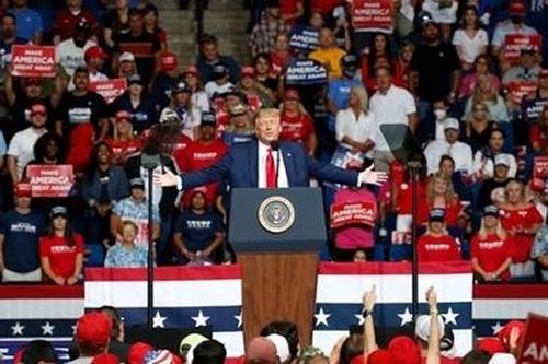 Thêm nhân viên chiến dịch của ông Trump nhiễm COVID-19