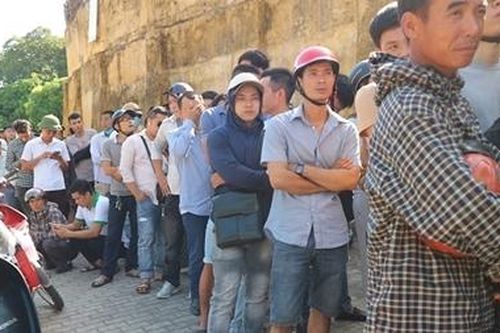 CĐV xứ Nghệ đội nắng xếp hàng mua vé trận SLNA – TP HCM