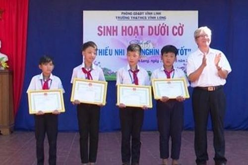 Khen thưởng 4 em học sinh cứu người bị nạn