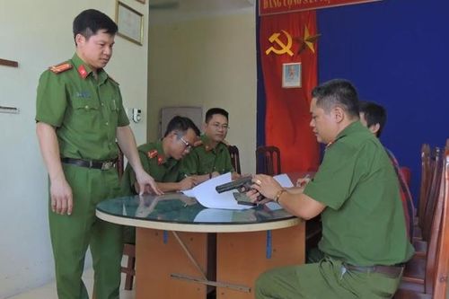 Đi tập thể dục nhặt được… súng đạn