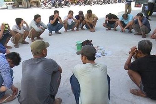 Bắt giữ 20 đối tượng đá gà, lắc tài xỉu ăn tiền