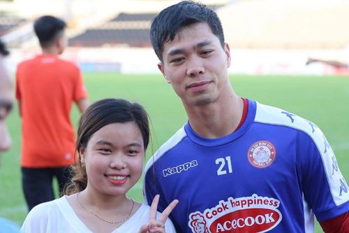 Công Phượng, Phi Sơn được fan săn đón ở sân Vinh