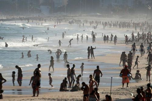 COVID-19: Brazil có hơn 1 triệu ca nhiễm, dân vẫn đổ xô tới bãi biển