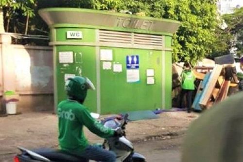 Thi thể nam giới trong nhà vệ sinh công cộng gần bến xe Mỹ Đình, Hà Nội