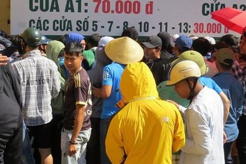 Người dân xứ Nghệ đội nắng mua vé trận Sông Lam Nghệ An – TP.Hồ Chí Minh