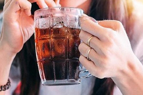 Cô gái mới 27 tuổi đã bị đục thủy tinh thể, nguyên nhân là do thường xuyên uống loại nước giải khát mà giới trẻ rất ưa thích