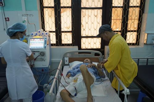 Nỗ lực cứu sống bệnh nhân 80 tuổi suy thận, suy tim, nhồi máu não