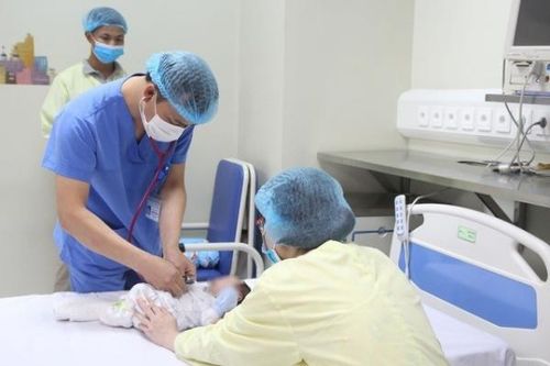 Khẩn cấp phẫu thuật 'sửa chữa' trái tim có khuyết tật nghiêm trọng cho bé 15 giờ tuổi