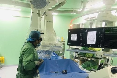 Nút động mạch điều trị tiểu ra máu