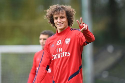 Arsenal bị mỉa mai vì gia hạn với David Luiz