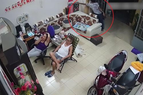 Cảnh trộm lấy điện thoại khi gia đình đang xem tivi