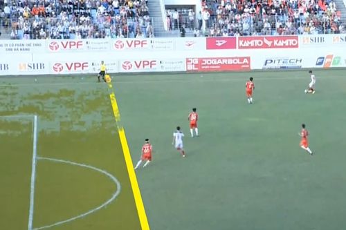 Trọng tài bắt việt vị dở tệ khiến Văn Toàn lỡ cơ hội tấn công