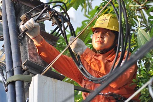 Hà Nội: Công nhân điện lực làm việc dưới trời nắng nóng đỉnh điểm