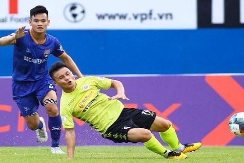 VIDEO Highlights và bàn thắng: Bình Dương 0-2 Hà Nội: Quang Hải mờ nhạt