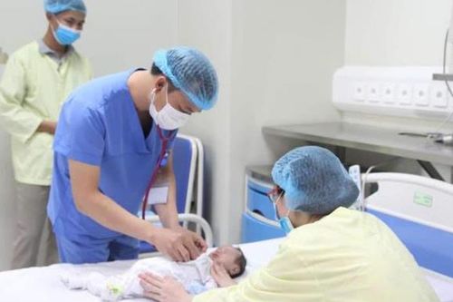Nghẹt thở cứu sống bé sơ sinh 15 giờ tuổi bị tổn thương tim bẩm sinh