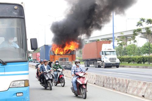 Xe container bốc cháy dữ dội trên Xa Lộ Hà Nội