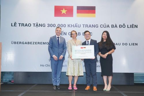 Nữ doanh nhân Việt Nam trao tặng 300.000 khẩu trang tới nhân dân Đức
