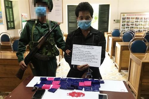 Bắt tại chỗ kẻ 'giao hàng' 6.000 viên ma túy tổng hợp