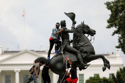 Tổng thống Trump đe dọa bỏ tù người biểu tình lật bức tượng Andrew Jackson trước Nhà Trắng