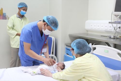 5 giờ cân não sửa chữa tim bé 15 giờ tuổi