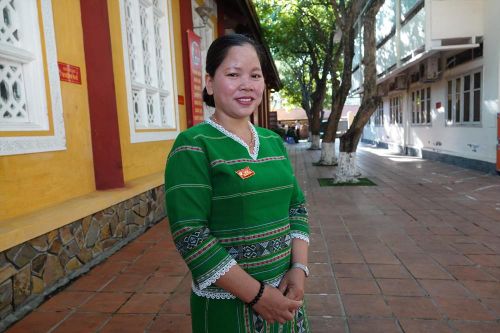 Cô gái đuổi cái đói, cái nghèo cho bà con