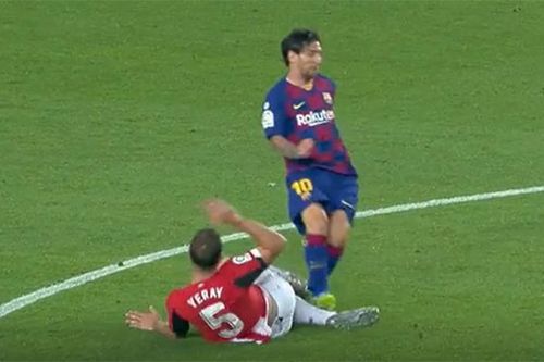 Barcelona thắng nhọc, HLV Setien lơ chuyện Messi thoát thẻ đỏ